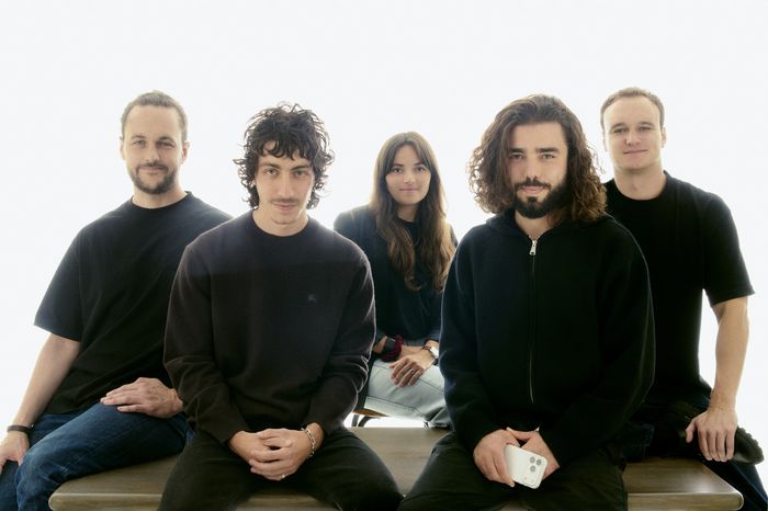 Beside Team - 3000x2000