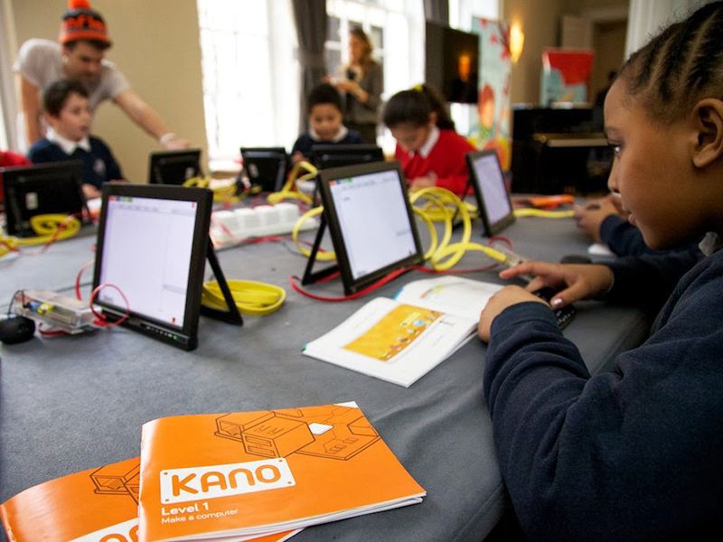 Kids building their own computer with Kano